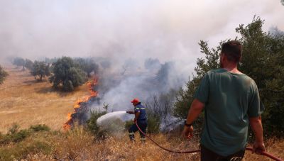 Δραματικές ώρες στη Δυτική Αττική - Στον Άγιο Νεκτάριο και στο Κανδήλι οι μεγάλες εστίες