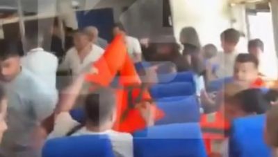 Βύθιση καταμαράν στα ανοικτά των Κατεχομένων: Βίντεο από τον πανικό των επιβατών