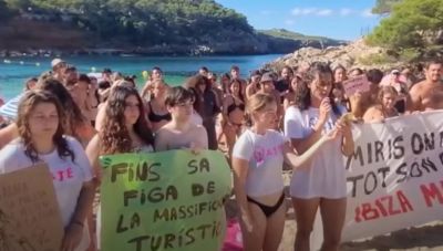 Δεκάδες διαδηλωτές «κατέλαβαν» παραλία στην Ίμπιζα -«Όπου κι αν κοιτάξεις, είναι όλοι τουρίστες»