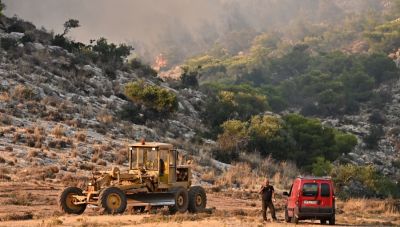 Φωτιά στη Δυτική Αττική: Μάχη με διάσπαρτες εστίες και αναζωπυρώσεις