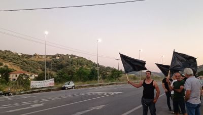 Παρά τις μαύρες σημαίες από τους κατοίκους προχωρά το σχέδιο για τη Δομή μεταναστών-Εκδόθηκε το ΦΕΚ για τους Αθανάτους