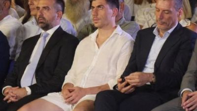 Κύπρος: Αντιδράσεις για τον Φειδία Παναγιώτου -Εμφανίστηκε με σορτς σε εκδήλωση μνήμης για τους Ισαάκ -Σολωμού