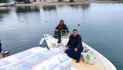Χέρι με χέρι μετέφεραν τα υλικά για να επισκευαστεί το ταλαιπωρημένο εκκλησάκι πάνω στη νησίδα Θοδωρού (Φωτο)
