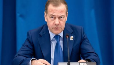 Μεντβέντεφ: «Ο Τραμπ είναι ένας αποτελεσματικός ηγέτης που επιδιώκει την ειρήνη»