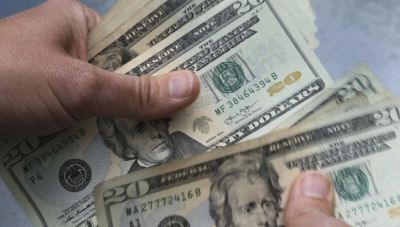 Στροφή επενδυτών εκτός ΗΠΑ – Το αδύναμο δολάριο αλλάζει τους συσχετισμούς