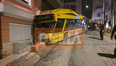Πετράλωνα: Τρόλεϊ έπεσε σε πολυκατοικία - Τραυματίστηκε ο οδηγός