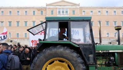 Στο Σύνταγμα το πανελλαδικό αγροτικό συλλαλητήριο: Δεκάδες τρακτέρ στο κέντρο της Αθήνας (βίντεο)