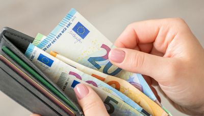 Κατώτατος μισθός: Πόσο θα αυξηθεί από την 1η Απριλίου με ζητούμενο να ξεπεράσει τα 950 ευρώ το 2027