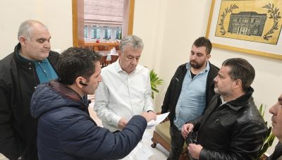 Ηράκλειο: Οι οδηγοί ταξί επέδωσαν ψήφισμα στον Περιφερειάρχη Κρήτης ζητώντας να μη... διαλύσει ο κλάδος τους