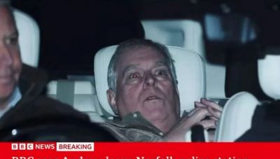 Ελεύθερος αφέθηκε ο έκπτωτος πρίγκιπας Άντριου - Η στιγμή που φεύγει σοκαρισμένος από το αστυνομικό τμήμα