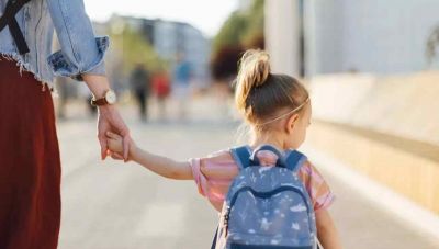 Νταντάδες γειτονιάς: Πότε ανοίγει η πλατφόρμα – Οι δικαιούχοι των 500 ευρώ