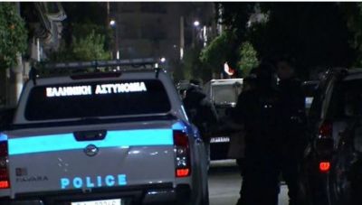 Πέταξαν χειροβομβίδα στον Κορυδαλλό – Ζημιές σε διαμερίσματα και αυτοκίνητα – Τι ερευνούν οι Αρχές