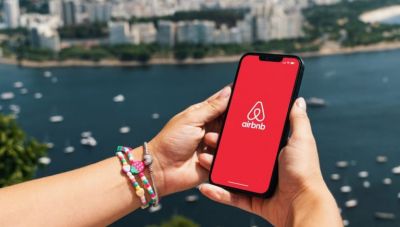 Σχεδόν 1 δισ. ευρώ έφτασαν τα έσοδα από Airbnb το 2025