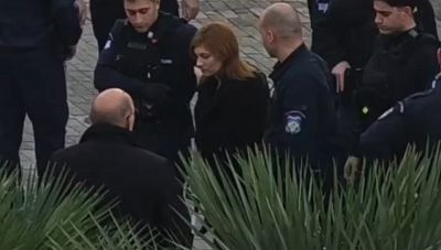 Ρούλα Πισπιρίγκου: Υποβασταζόμενη και με μπαστούνι στο Εφετείο για τη δίκη της