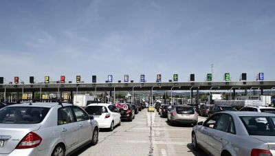 Καθαρά Δευτέρα: Πάνω από 88.000 αυτοκίνητα πέρασαν τα διόδια της Αττικής – Γεμάτα αναχωρούν τα πλοία