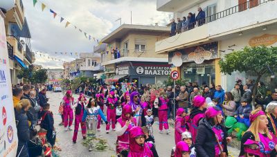 Το Αρκαλοχώρι στους Ρυθμούς του Καρναβαλιού: Μια Γιορτή Χρώματος και Σάτιρας (φωτο + βίντεο)