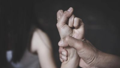 25χρονη ξυλοκοπήθηκε άγρια από τον σύντροφό της – «Κλείδωσε την πόρτα και δεν με άφηνε να φύγω»