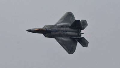 Ο Τραμπ συγκεντρώνει πρωτοφανή στρατιωτική δύναμη και απειλεί το Ιράν
