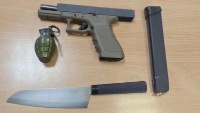 Μοσχάτο: 33χρονος είχε όπλο, σφαίρες, χειροβομβίδα ρέπλικα και 7.500 ευρώ στο αυτοκίνητό του