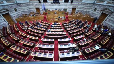 Βουλή: Πολιτικοί διαξιφισμοί για την τραγωδία στη Χίο και τη συνταγματική αναθεώρηση