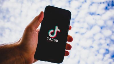 Έρευνα της Κομισιόν για το TikTok: Εθιστικός σχεδιασμός, παραβιάζει τον νόμο για τις ψηφιακές Υπηρεσίες