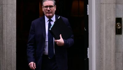 Παραιτήθηκε ο επικεφαλής του επιτελείου του Στάρμερ – Υπό πίεση ο Βρετανός Πρωθυπουργός λόγω της υπόθεσης Έπστιν και Μάντελσον