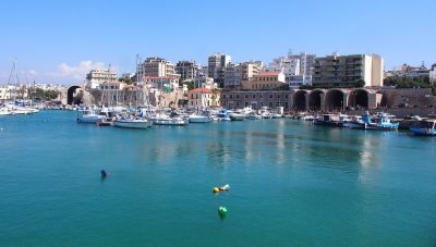 Λιμάνι Ηρακλείου: Ημιβυθισμένο επαγγελματικό σκάφος προκάλεσε κινητοποίηση