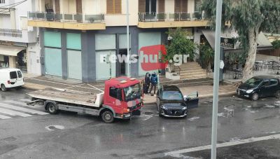 Το πρώτο τροχαίο της χρονιάς στο Ηράκλειο με εκτροπή οχήματος και πρόσκρουση σε φανάρι (Φωτο)