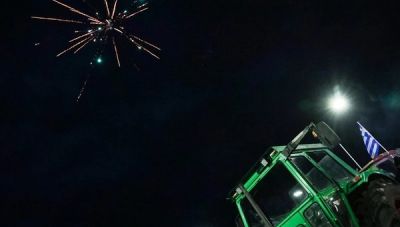 Άλλαξαν χρόνο στα μπλόκα οι αγρότες: Έκοψαν βασιλόπιτα και αναμένουν την κρίσιμη σύσκεψη της Κυριακής