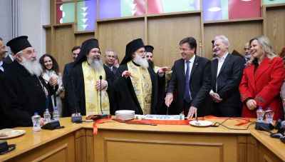 Χαμόγελα στην Περιφέρεια Κρήτης – Το φλουρί στον Γιώργο Καρτσάκη (φωτο)