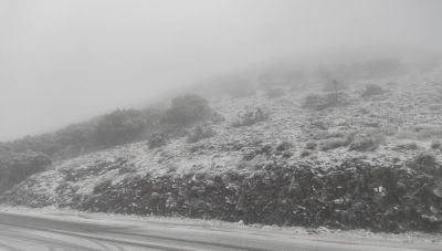 Χειμωνιάτικο σκηνικό στην Κρήτη: Βροχές, χαλάζι και χιόνι στο Οροπέδιο Λασιθίου (φωτο)