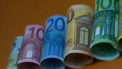 «Αυξήσεις κατώτατου μισθού αλλά και συντάξεων», λέει η κυβέρνηση μέσω φορολογικής κλίμακας – Διαψεύδουν οι συνδικαλιστές