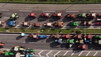 Βανδάλισαν τρακτέρ αγροτών που πήγαν στη συνάντηση με τον Μητσοτάκη – «Προδότες»