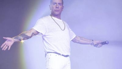 Γιώργος Μαζωνάκης: Κέρασε σφηνάκια τους θαμώνες  έξω από το νυχτερινό μαγαζί