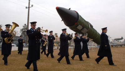 «Θα δώσουμε ξεκάθαρη απάντηση»: Οι Ευρωπαίοι ετοιμάζουν αντίμετρα στους εκβιασμούς Τραμπ