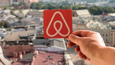 Airbnb: Οι αλλαγές που φέρνει το 2026 και ποιοι κινδυνεύουν με πρόστιμο έως 40.000 ευρώ
