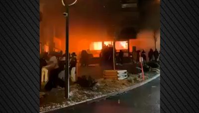 Ελβετία: Συγκλονιστικά πλάνα από τη στιγμή που έντρομοι θαμώνες προσπαθούν να βγουν από το φλεγόμενο Κραν Μοντανά