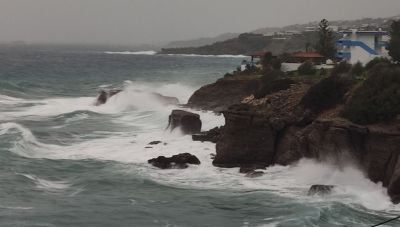 Κακοκαιρία στην Κρήτη: Σαρωτικοί άνεμοι, σκοτάδι σε δεκάδες σπίτια και λουκέτο στα σχολεία