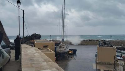 Γαύδος: Καρέ – καρέ η στιγμή που τα ορμητικά κύματα χτυπούν σαν τσουνάμι ιστιοπλοϊκό και το «σηκώνουν» από τη στεριά (βίντεο)