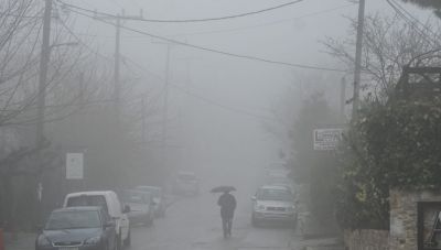 «Καθίστε αμέσως στο έδαφος χωρίς να ξαπλώσετε»: Νέες οδηγίες από την Πολιτική Προστασία για την κακοκαιρία