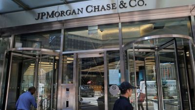 Ο Τραμπ κατέθεσε αγωγή σε βάρος της JPMorgan Chase και ζητά 5 δισ. αποζημίωση