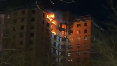 Νέα Υόρκη: Μεγάλη φωτιά σε πολυκατοικία-Ένοικοι κρέμονται από τα παράθυρα