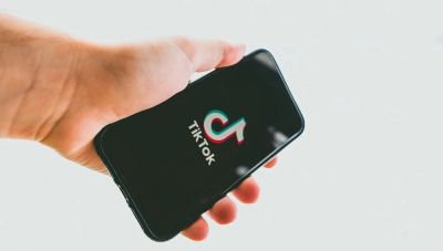 Το TikTok παραμένει στις ΗΠΑ με νέα συμφωνία – Τι αλλάζει για 200 εκατομμύρια χρήστες