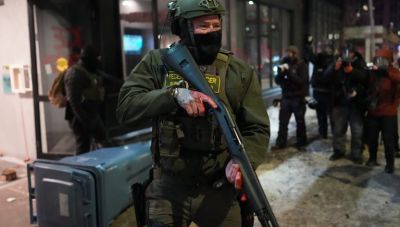 Ξεχειλίζει η οργή στη Μινεάπολη – Ο Τραμπ άφησε να εννοηθεί ότι θα μπορούσε να αποσύρει τους πράκτορες της ICE