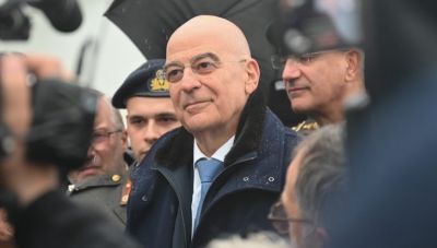 Ο Νίκος Δένδιας υποδέχεται την Πέμπτη τη Γαλλίδα ομόλογό του στη φρεγάτα «Κίμων»