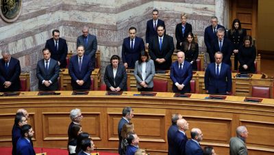 Ενός λεπτού σιγή στη Βουλή για τις τραγωδίες σε Ρουμανία και Τρίκαλα