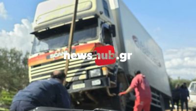 Μεσαρά: Φορτηγό με αγροτικά προϊόντα έπεσε σε χαντάκι (Φωτο)