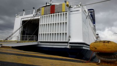 Ισχυροί άνεμοι «δένουν» τα πλοία – Απαγορευτικό από Πειραιά και Ραφήνα για Κυκλάδες