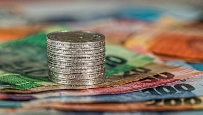 Ευρωπαϊκή Κεντρική Τράπεζα: Οι οικονομολόγοι προβλέπουν σταθερά επιτόκια από την ΕΚΤ έως το 2026