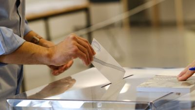 Σε δημόσια διαβούλευση το νομοσχέδιο για την επιστολική ψήφο και την εκλογική περιφέρεια Απόδημου Ελληνισμού